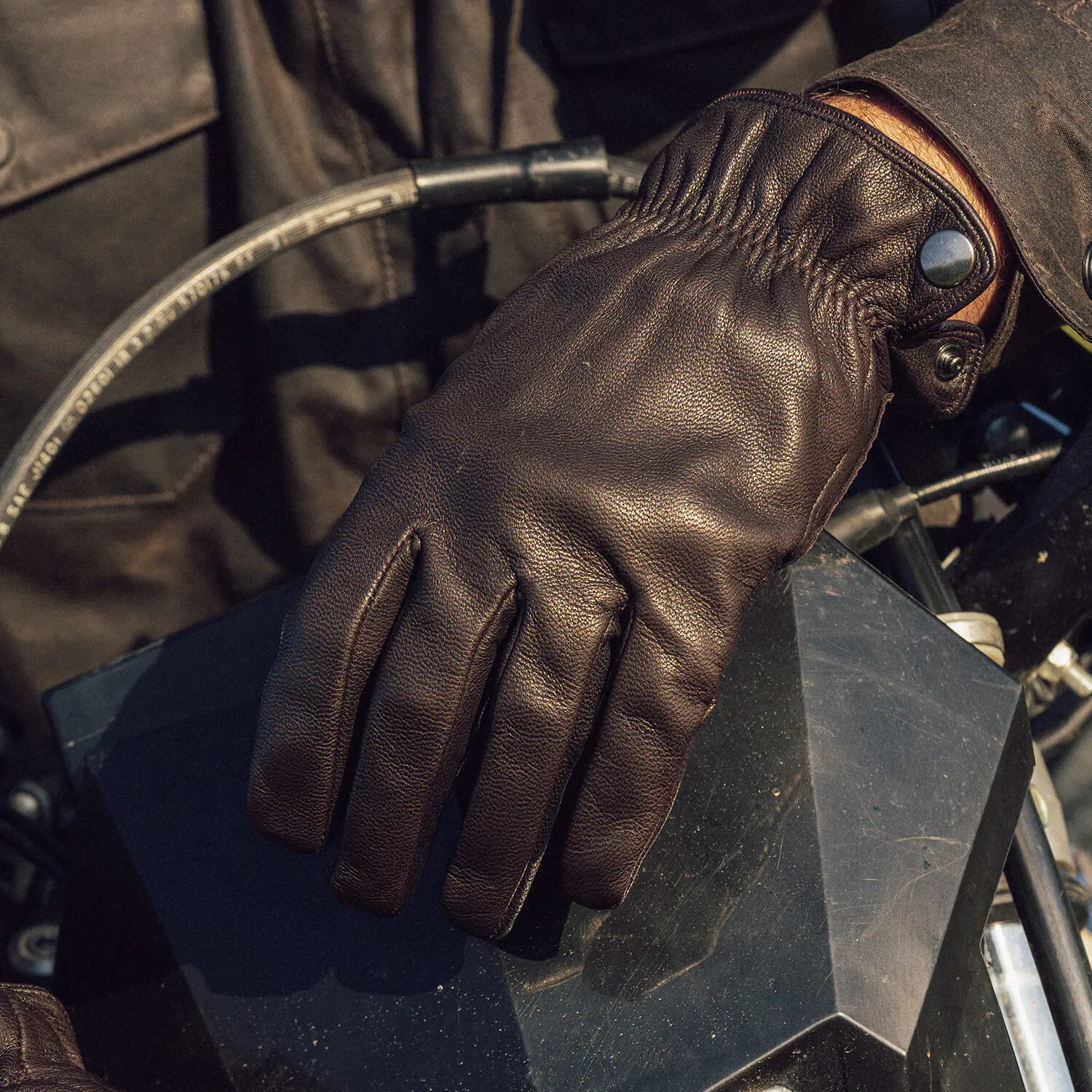 dmd.eu - SHIELD DARK BROWN LEATHER indossato